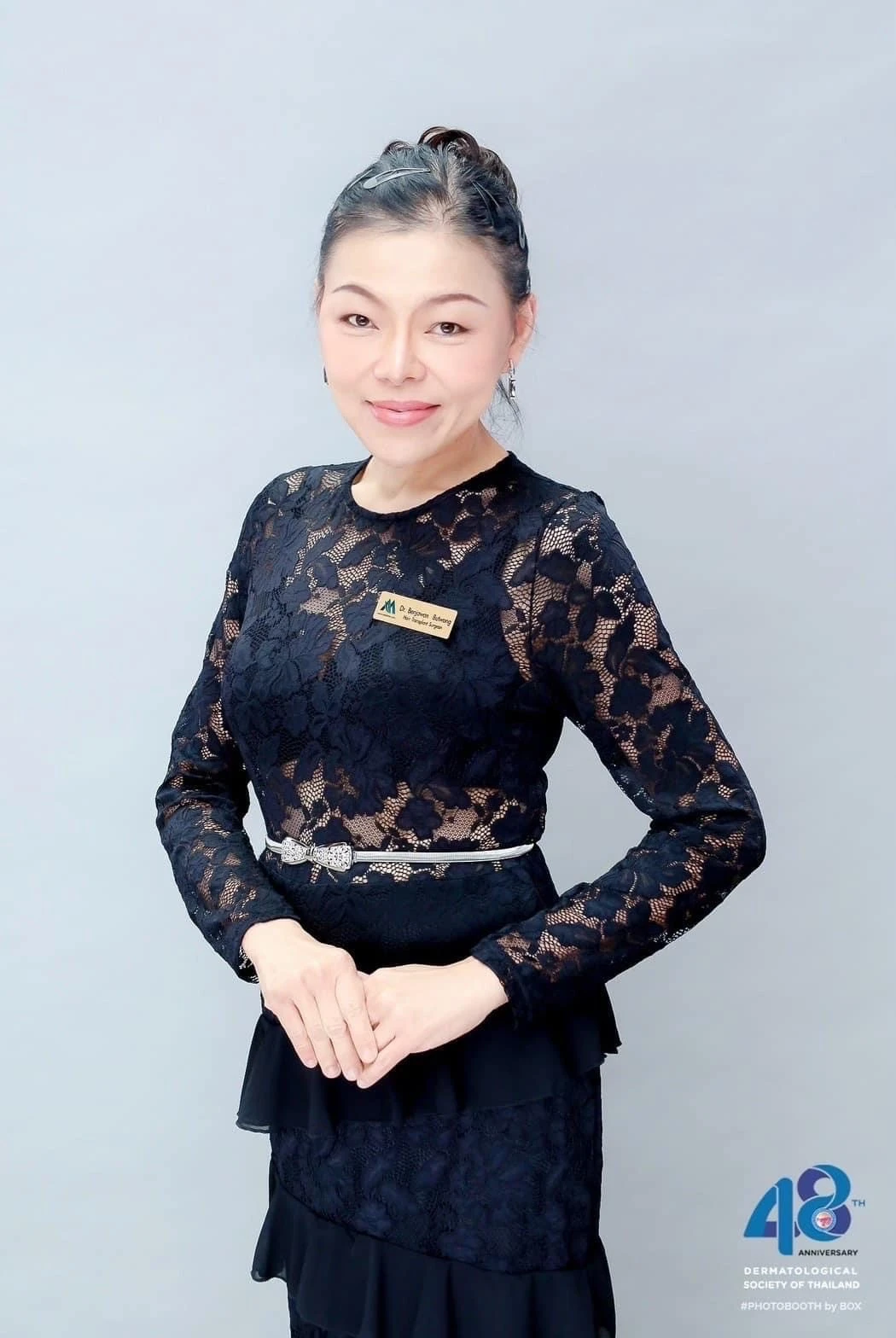 หมอเบญ หรือหมอเบน ตัวจริงเรื่องการปลูกผม FUE แพทย์อเมริกันบอร์ดปลูกผม กรรมการเทรนนิ่งแพทย์ปลูกผม ISHRS แพทย์ชำนาญการด้านการปลูกผมกว่า 15 ปี ปลูกผมที่เมดิเรน คลินิก หมอเบนดูแลเองทุกเคส